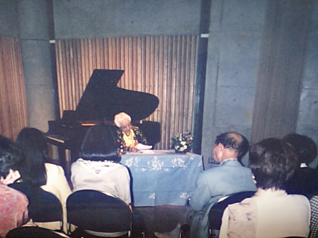 http://www.musicasa.co.jp/topics/19980422_1.JPG